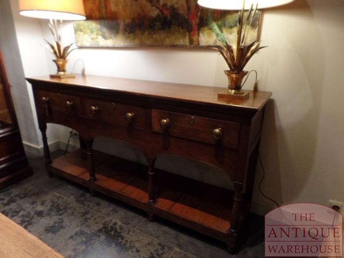 Klassieke antieke dresser met drie lades 3