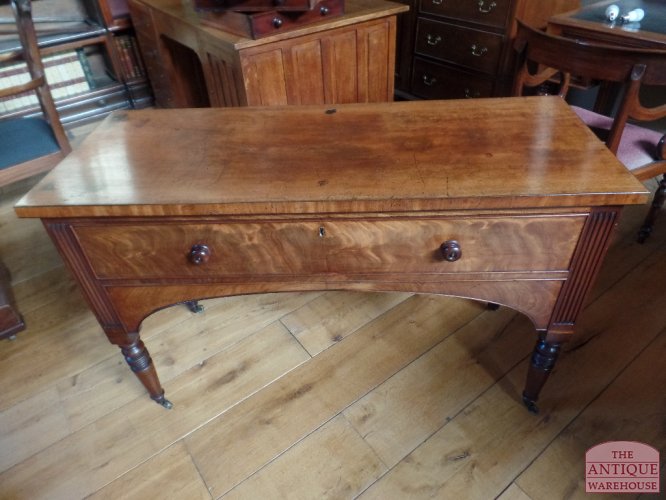 Kleine antieke Engelse sidetable met een lade en wieltjes