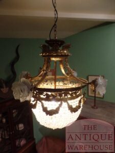 kleine fijne Franse antieke kroonluchter met bloem versiering, chandelier sac a perle, kleiner feiner französischer antiker Kronleuchter mit Blumendekor