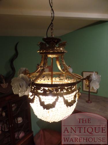 kleine fijne Franse antieke kroonluchter met bloem versiering, chandelier sac a perle, kleiner feiner französischer antiker Kronleuchter mit Blumendekor