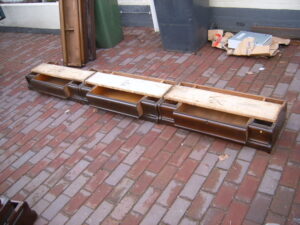 logo van Globe Wernicke op plint