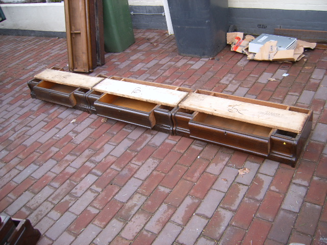 logo van Globe Wernicke op plint