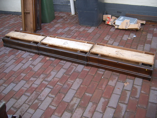 Logo van Globe Wernicke op plint 2