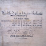 Logo van Globe Wernicke op plint 3