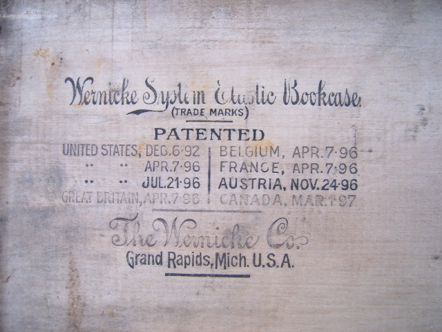 Logo van Globe Wernicke op plint 3