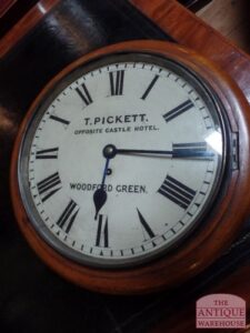 Londense antieke mahonie Engelse pubklok met snekuurwerk van circa 1870  VERKOCHT