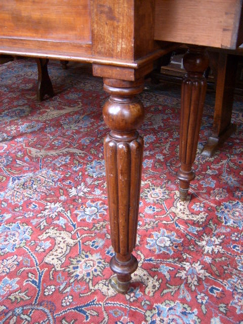 mahonie side table 2