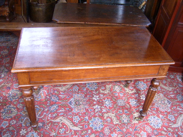 mahonie side table 3