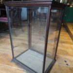 nog ongerestaureerde kleine vitrine 1