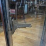 nog ongerestaureerde kleine vitrine 2