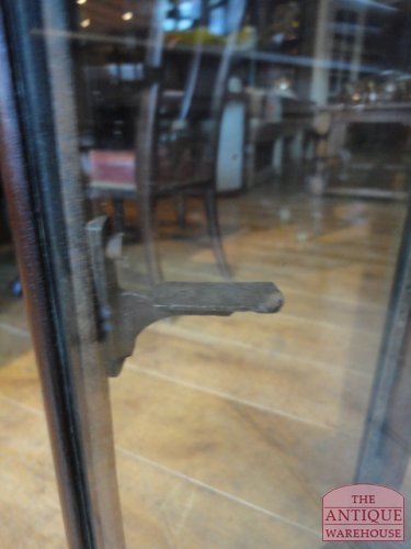 nog ongerestaureerde kleine vitrine 2