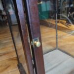 nog ongerestaureerde kleine vitrine 3