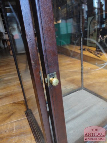 nog ongerestaureerde kleine vitrine 3