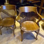 Paar antieke eiken bureaustoelen 1