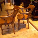 Paar antieke eiken bureaustoelen 2