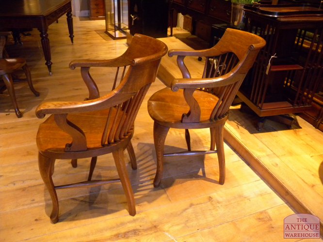 Paar antieke eiken bureaustoelen 2