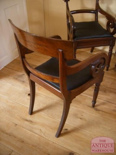 Paar antieke mahonie bureaustoelen 2