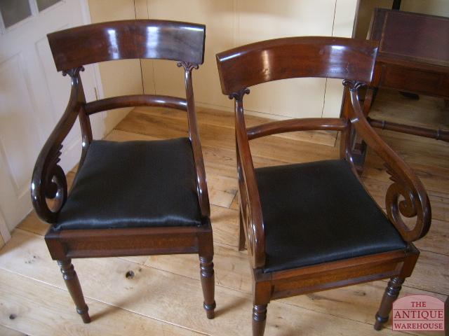 Paar antieke mahonie bureaustoelen 3