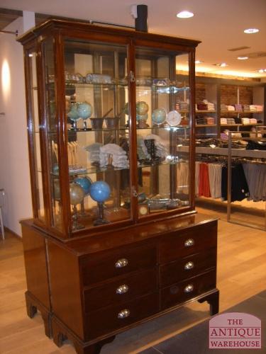 paar antieke mahonie vitrines 2