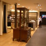 paar antieke mahonie vitrines 3