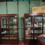 Paar antieke vitrine kasten 1