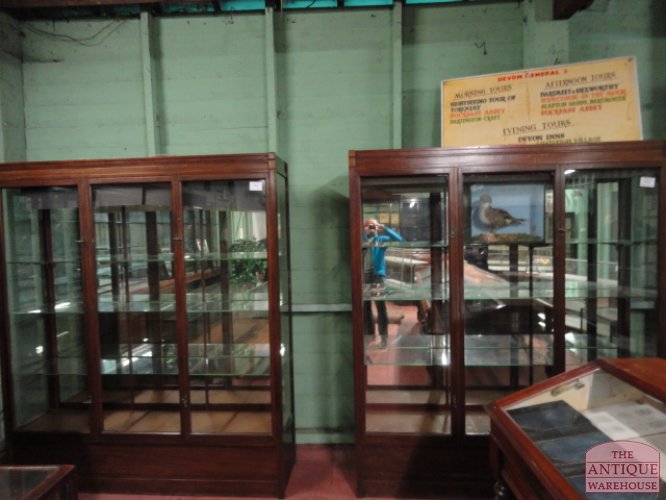 Paar antieke vitrine kasten, met lades en twee deuren