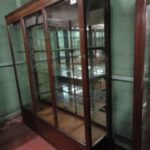 Paar antieke vitrine kasten 3