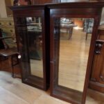 paar antieke vitrinekasten 1