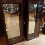 paar antieke vitrinekasten 2