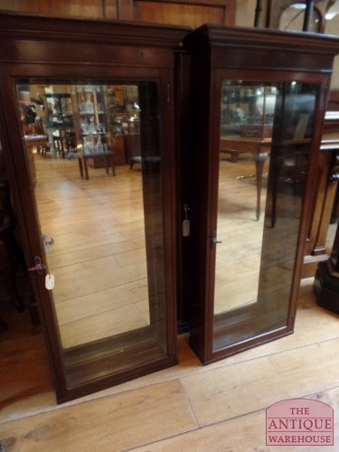paar antieke vitrinekasten 2