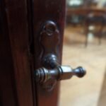 paar antieke vitrinekasten 3