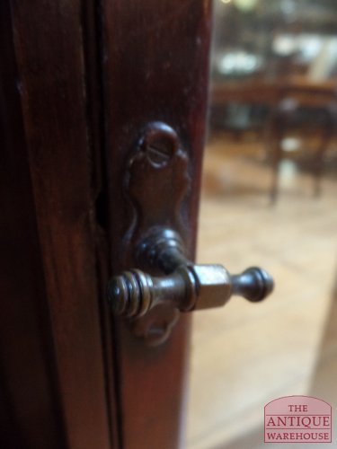 paar antieke vitrinekasten 3