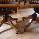 Paar eiken antieke bureaustoelen 1