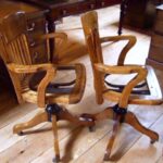 Paar eiken antieke bureaustoelen 2