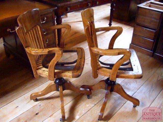 Paar eiken antieke bureaustoelen 2