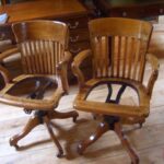 Paar eiken antieke bureaustoelen 3