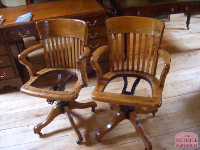 Paar eiken antieke bureaustoelen 3