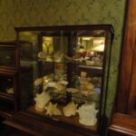 Paar kleine antieke vitrinekastjes 1