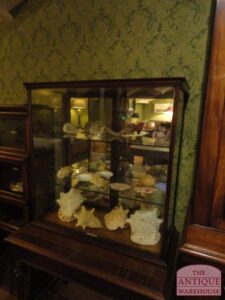 Paar kleine Antieke vitrinekastjes