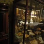 Paar kleine antieke vitrinekastjes 2