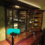 Paar kleine antieke vitrinekastjes 3