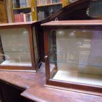 paar kleine mahonie antieke vitrinekasten 1