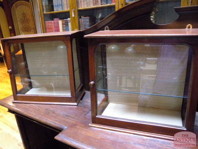 paar kleine mahonie antieke vitrine's, VERKOCHT