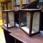 paar kleine mahonie antieke vitrinekasten 2