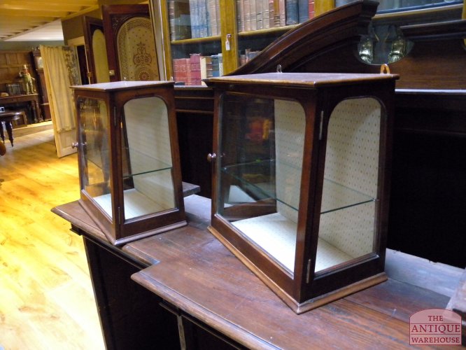 paar kleine mahonie antieke vitrinekasten 2