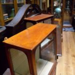 paar kleine mahonie antieke vitrinekasten 3