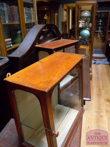 paar kleine mahonie antieke vitrinekasten 3