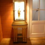 paar vergulde sieraden vitrines 1