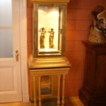 paar vergulde sieraden vitrines 2