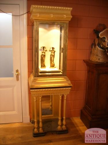 paar vergulde sieraden vitrines 2